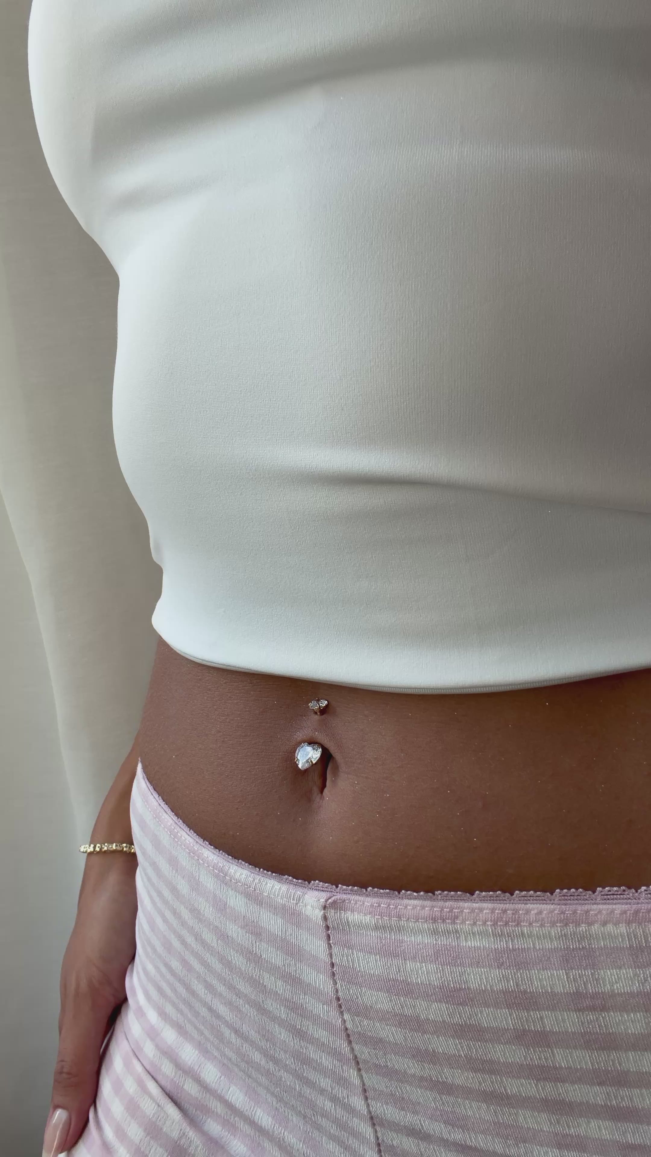 Funkelndes Herz-Bauchnabelpiercing