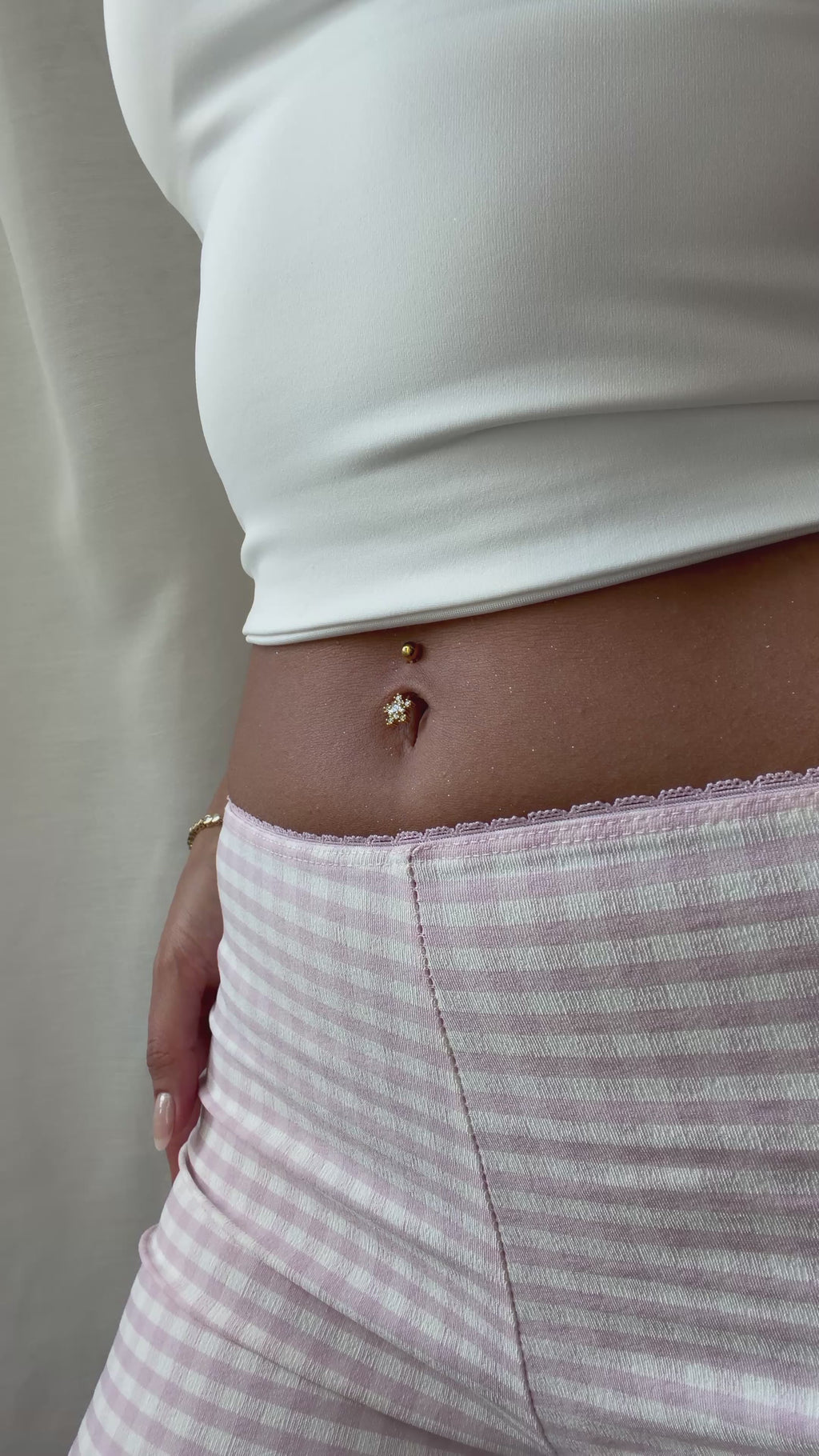Funkelndes Schneeflocken-Bauchnabelpiercing