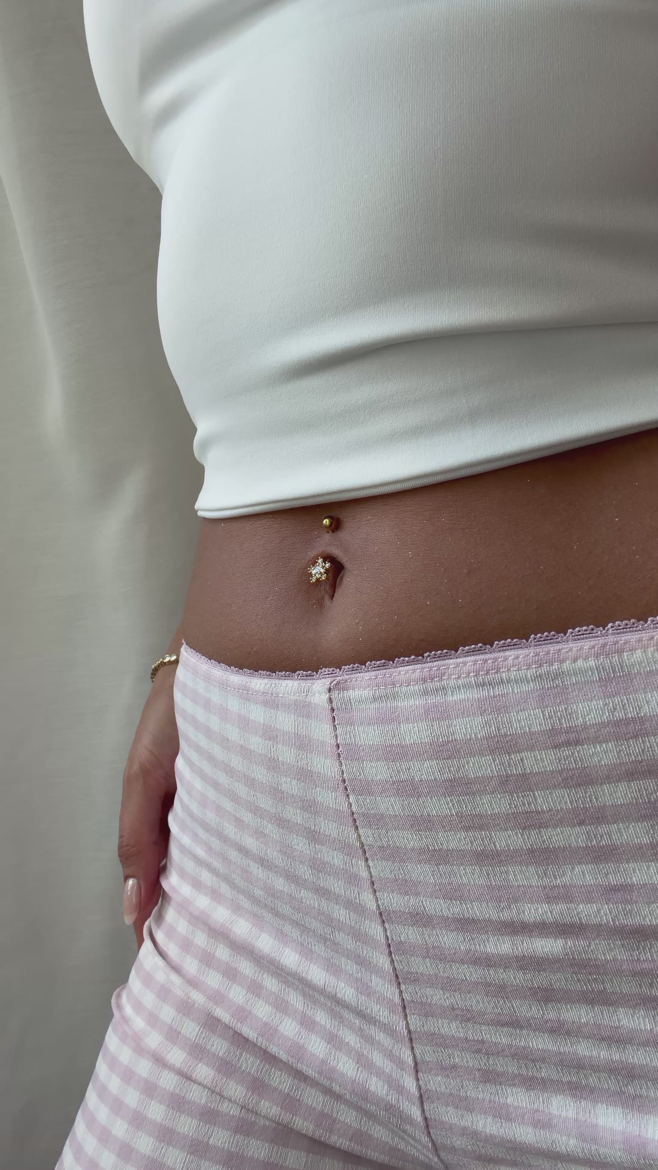 Funkelndes Schneeflocken-Bauchnabelpiercing