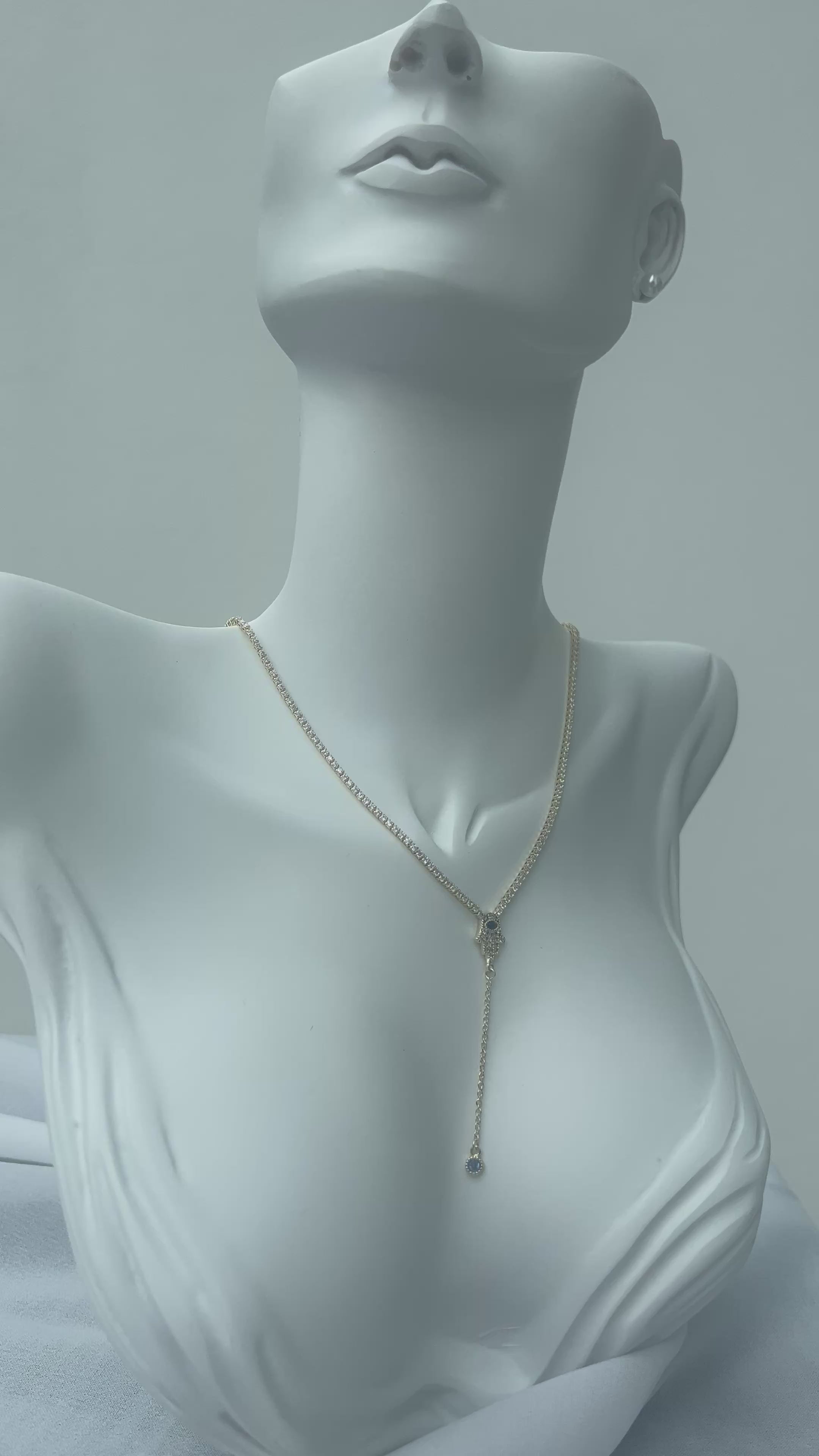 Goldfarbene Y-Kette mit Hand Anhänger & blauen Details