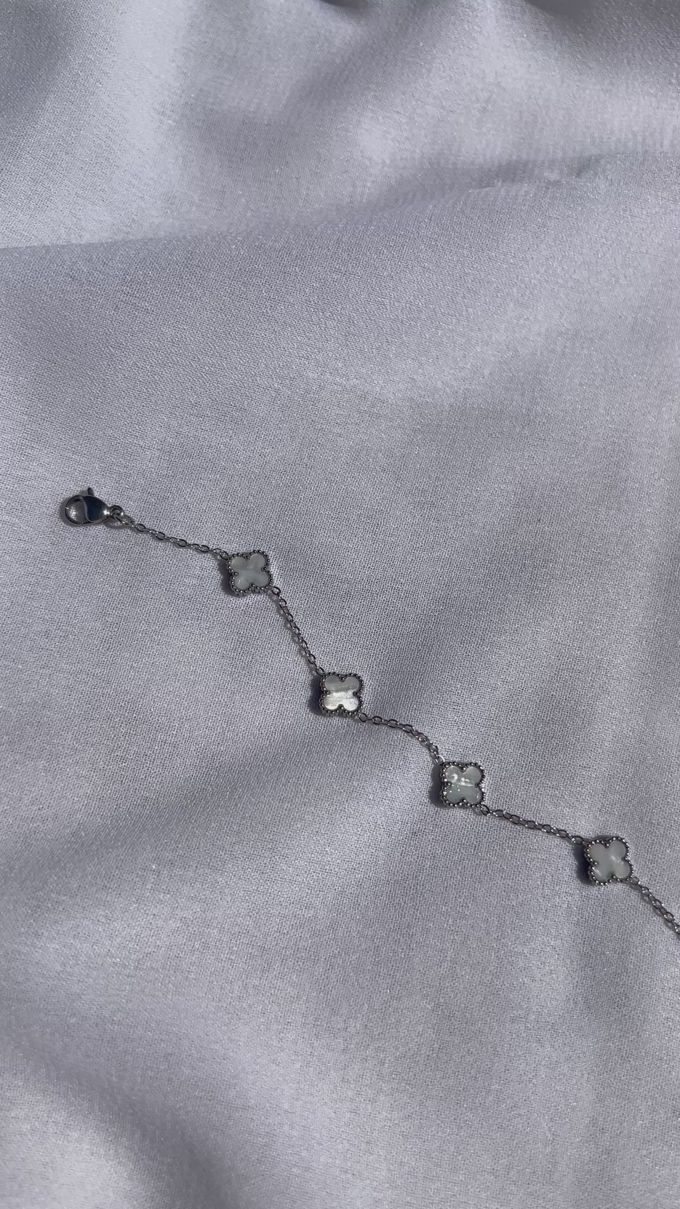 Silber-weißes Kleeblatt Armband mit filigranen Details