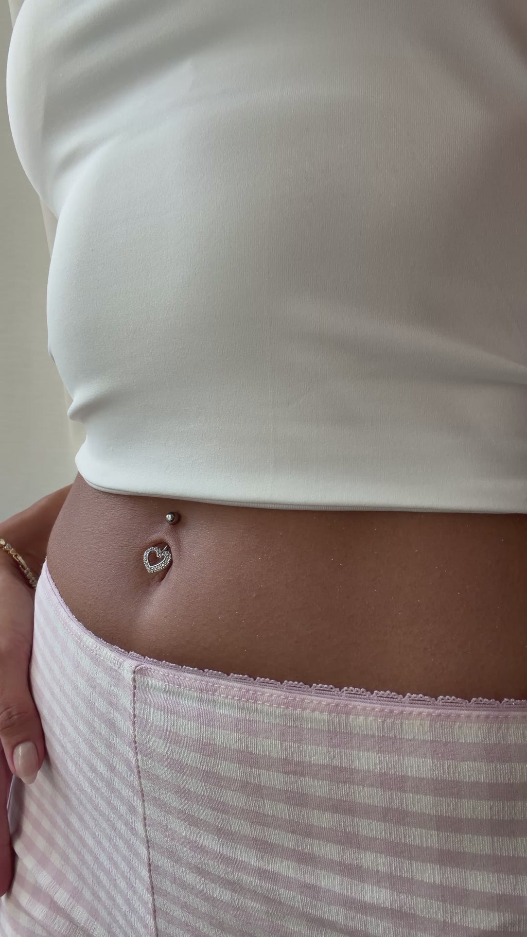 Bauchnabelpiercing mit offenem Kristallherz