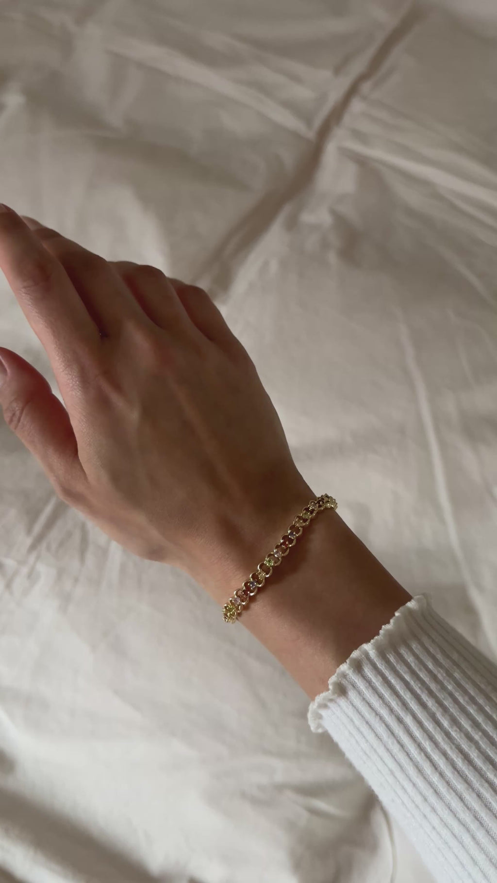 Goldfarbenes Gliederarmband mit bunten Zirkonia