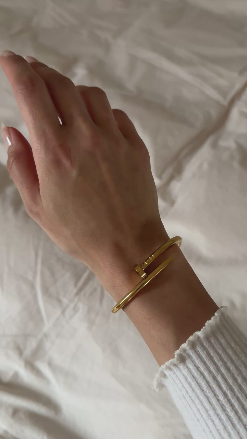Goldfarbener Armreif im modernen Design