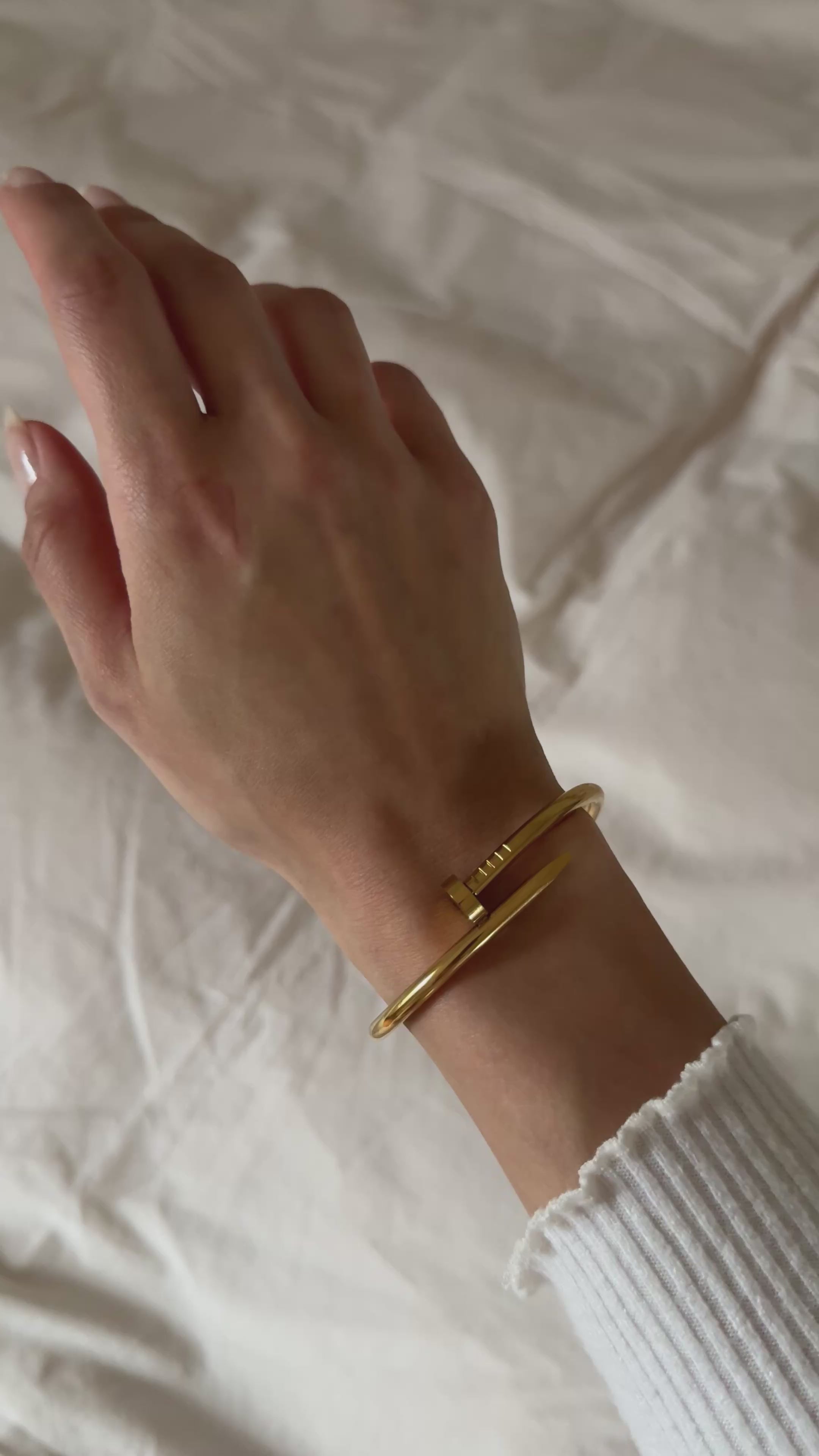 Goldfarbener Armreif im modernen Design