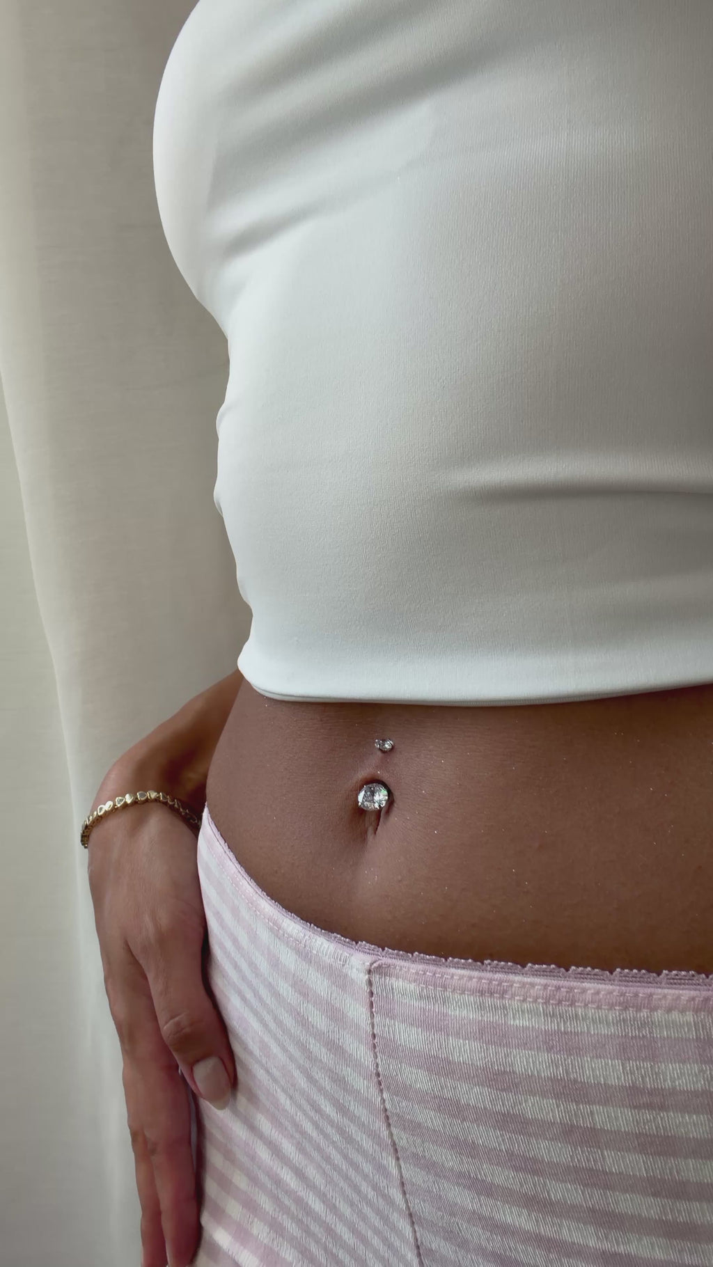 Klassisches Kristall-Bauchnabelpiercing
