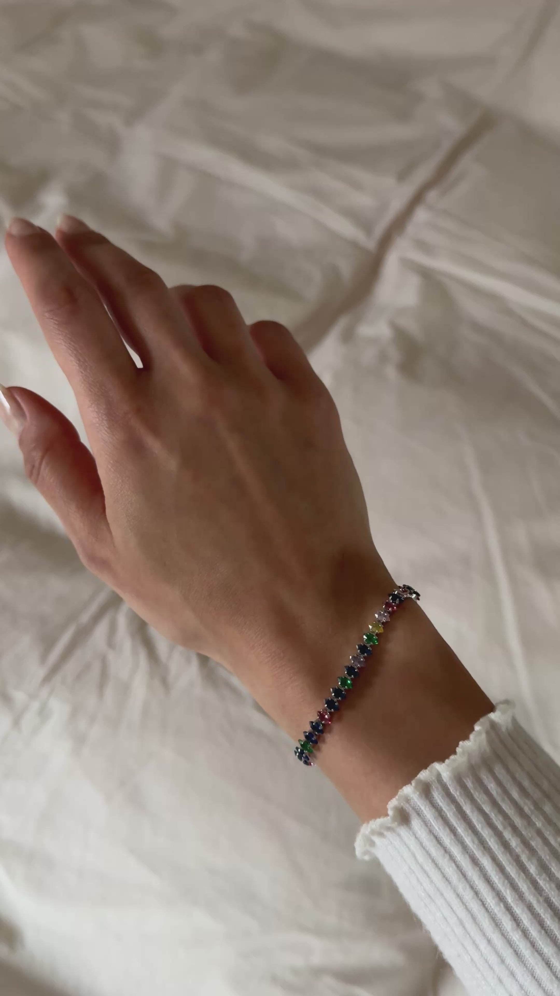 Silberfarbenes Armband mit bunten Zirkonia