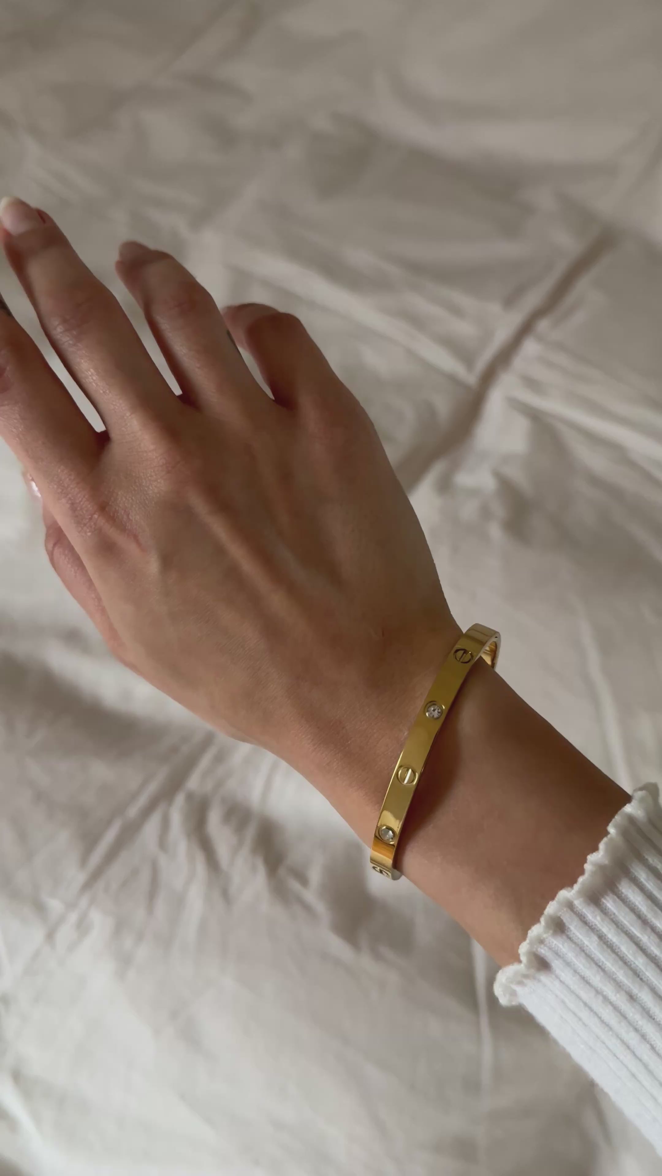 Goldfarbener Armreif mit Zirkonia Details