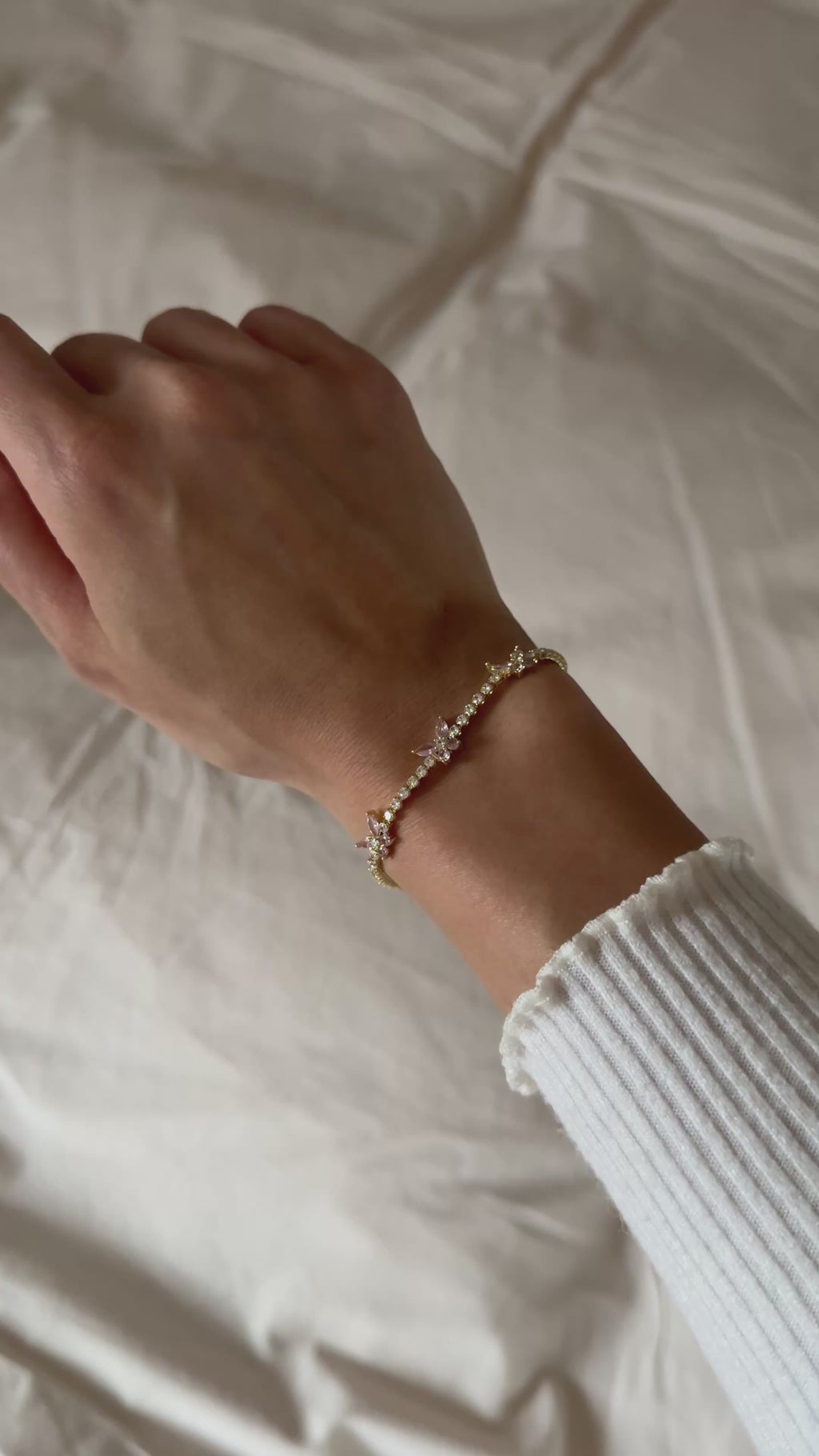 Goldfarbenes Schmetterlingsarmband mit rosa Zirkonia