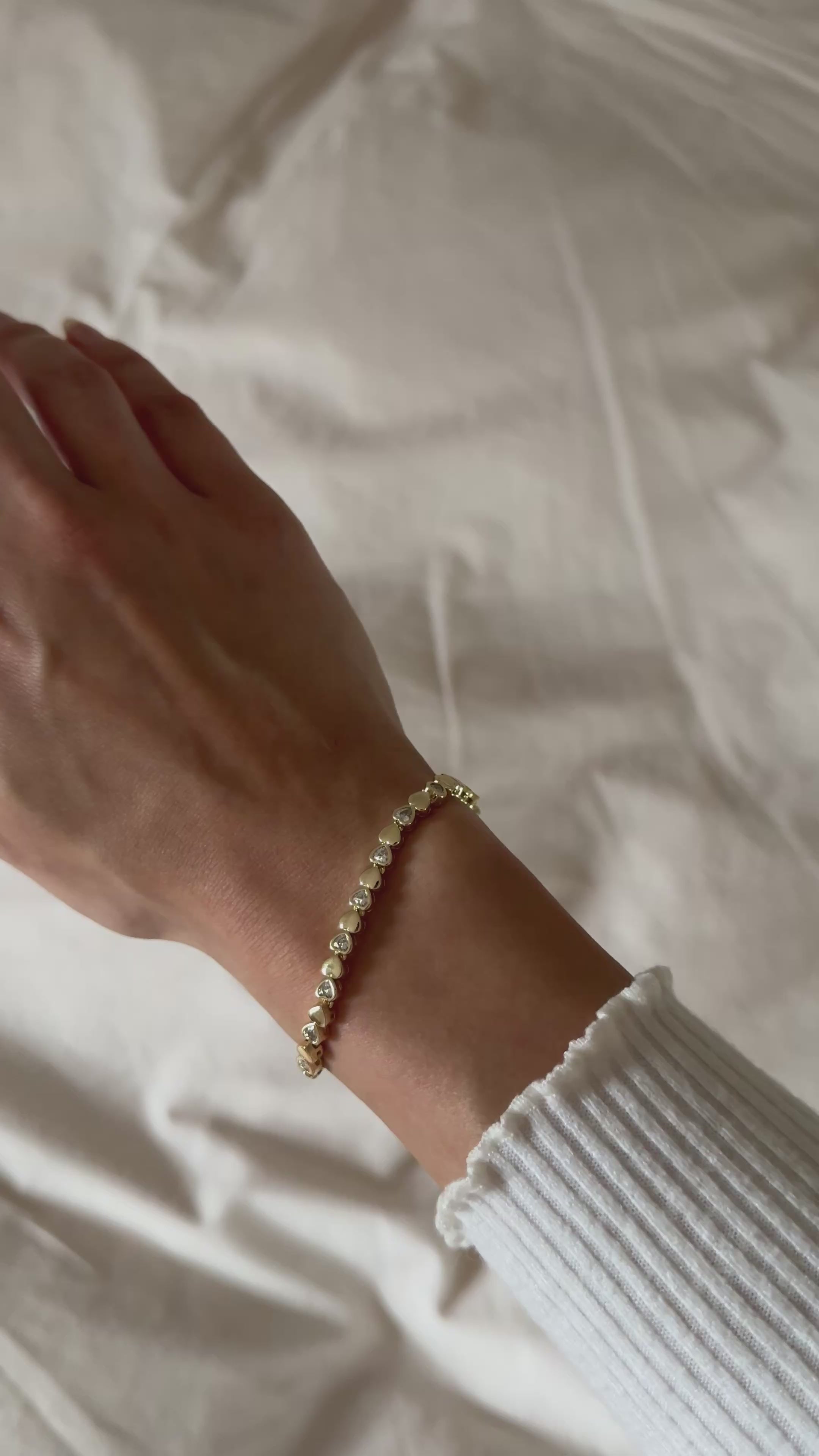 Goldfarbenes Herzarmband mit Zirkonia