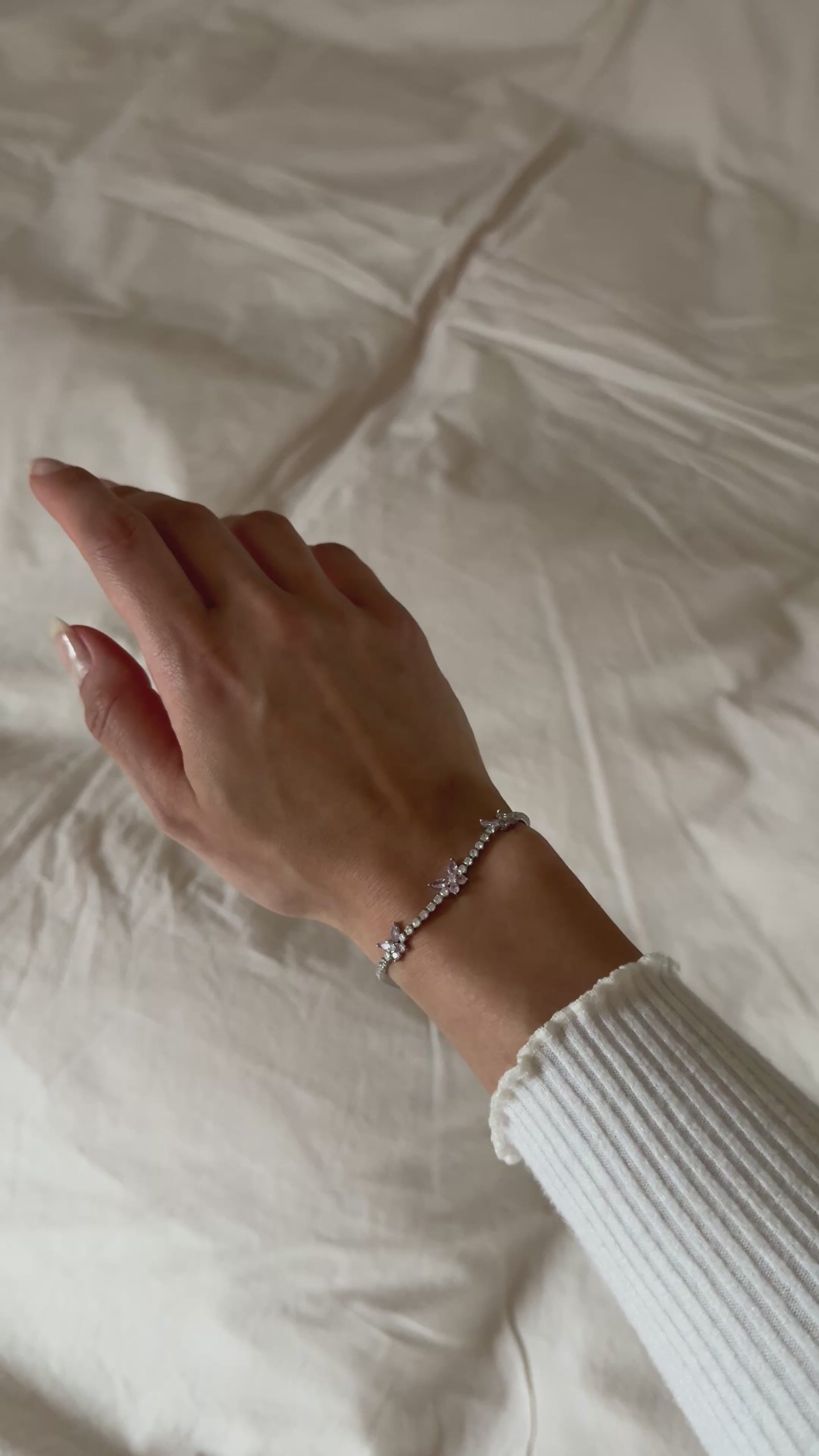 Silberfarbenes Schmetterlingsarmband mit rosa Zirkonia