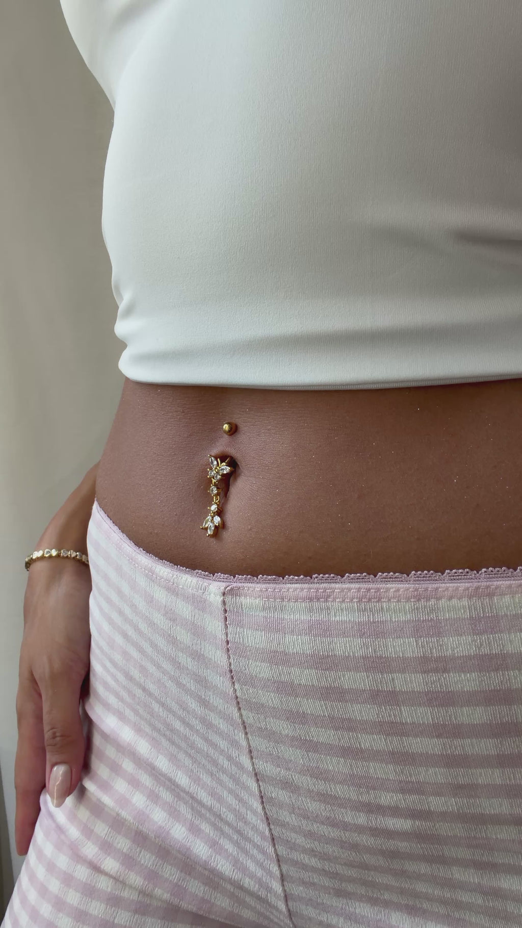 Schmetterlings-Bauchnabelpiercing mit Blüte und Anhänger