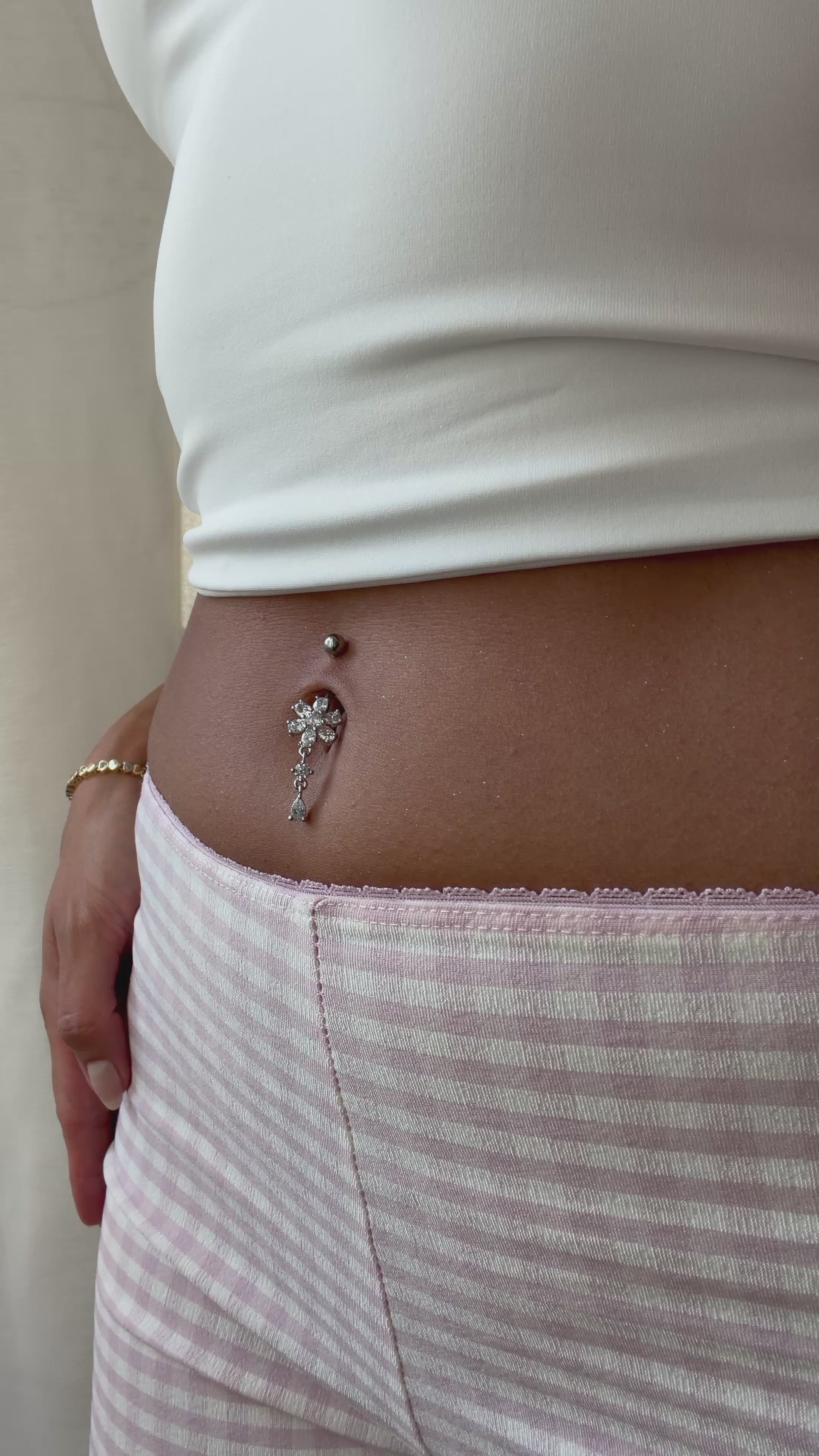 Kristallblüten-Bauchnabelpiercing mit Tropfenanhänger